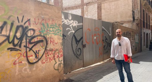 Nicolás López en la calle Muñoz Degraín, frente a uno de los solares en los que proponen actuar | Foto: Ganar Teruel