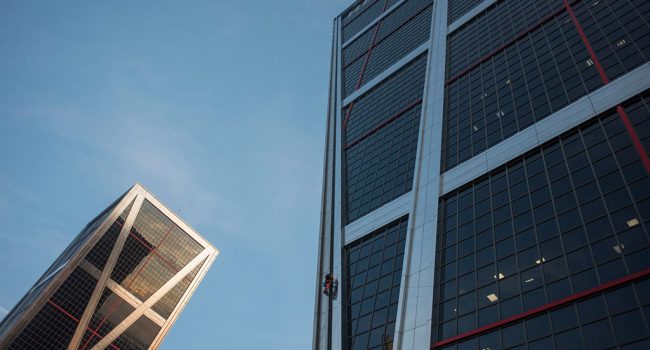 Activistas de Greenpeace escalan las torres Kio contra el TTIP. Foto: © Pedro Armestre / Greenpeace