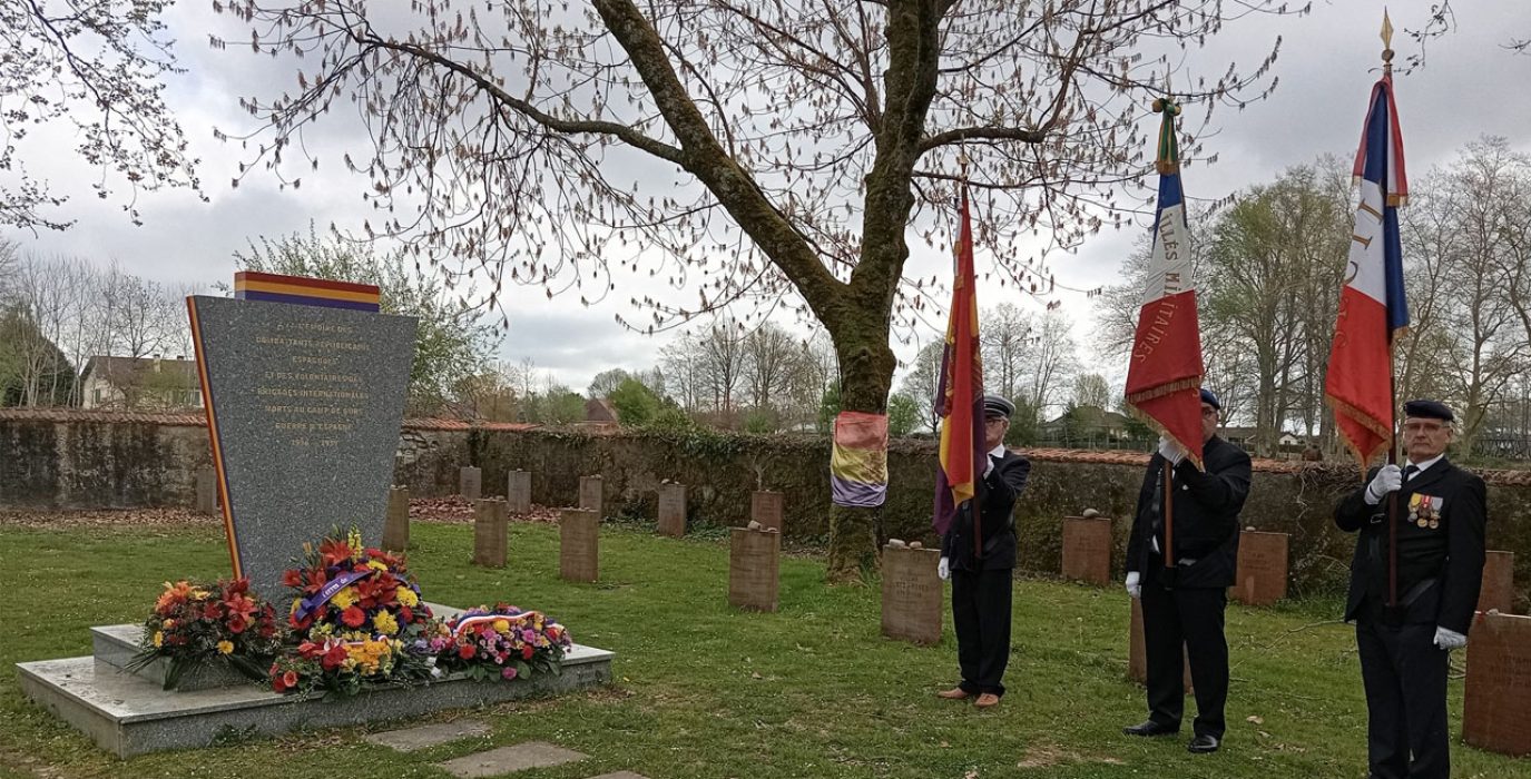 Homenaje en Gurs a los y las 25.000 republicanos internados, 5.000 de ellos de Aragón | Foto: IU Aragón