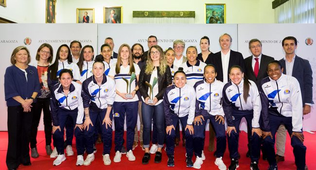 Langa y las jugadoras del club Sala Zaragoza junto a Pedro Santisteve y el concejal Pablo Hijar. Foto: Miguel G. García (AZ)
