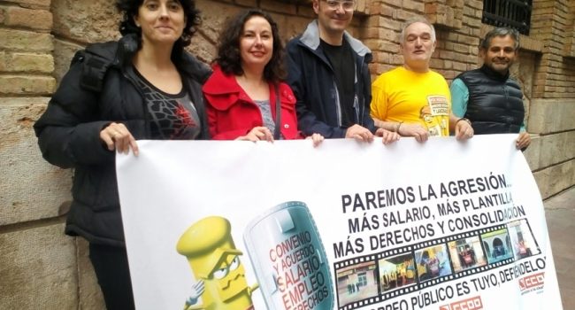 Representantes de Ganar Teruel con trabajadores de Correos.
