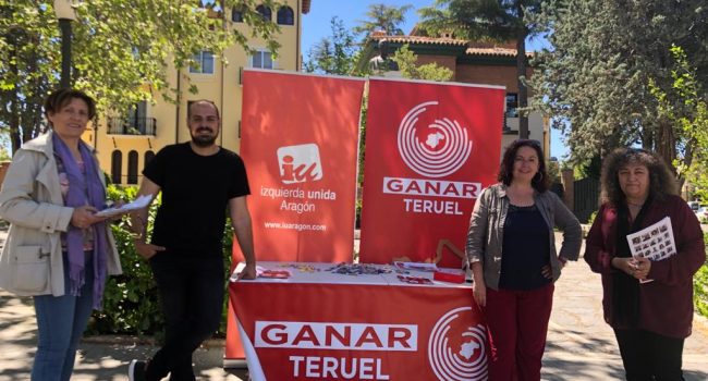 Anabel Gimeno y Nicolás López (centro) en la Fuente Torán junto a Otras dos integrantes de la Lista, Carmen Tortajada (der.) y a Teresa Domínguez.
