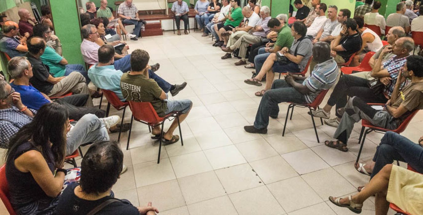 Imagen de una de las asambleas celebradas en Uesca. Foto: Redondo de Confusión