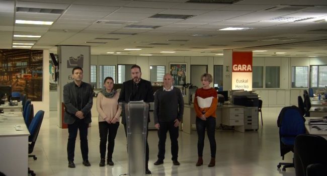 Iñaki Soto, en el centro, junto a representantes del diario y la empresa. Foto: Gara