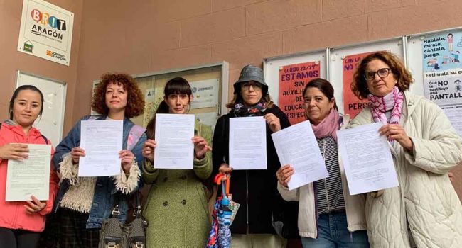 Madres del AMPA con parte de las quejas presentadas | Foto: AMPA Gascón y Marín