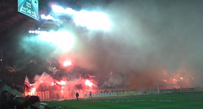 Hinchas de Olympiakos en el estadio de Panathinaikos en una imagen típica del derbi ateniense.