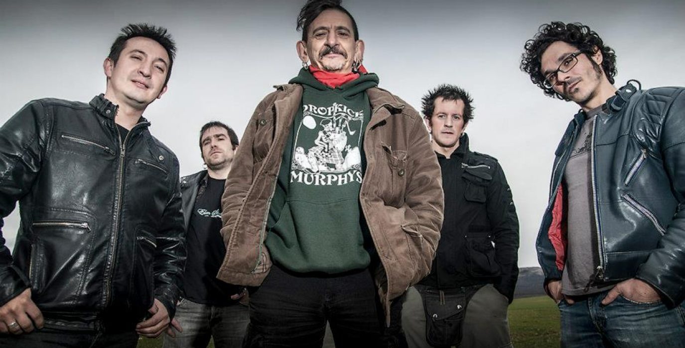 Evaristo, en el centro, en una foto con Gatillazo. Foto: Gatillazo