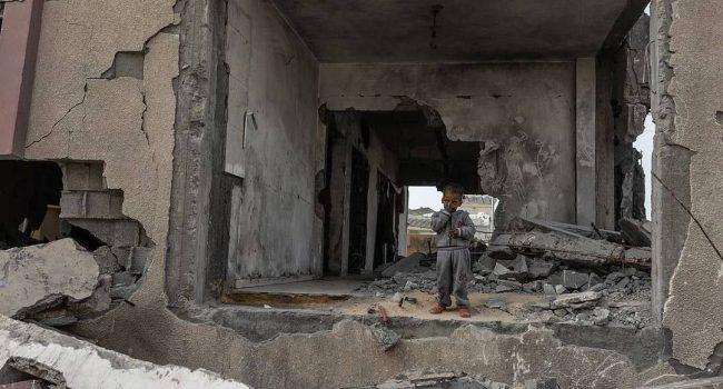Un niño entre los escombros de Gaza | Foto: Mahmoud Abu Hamda (Times Of Gaza)