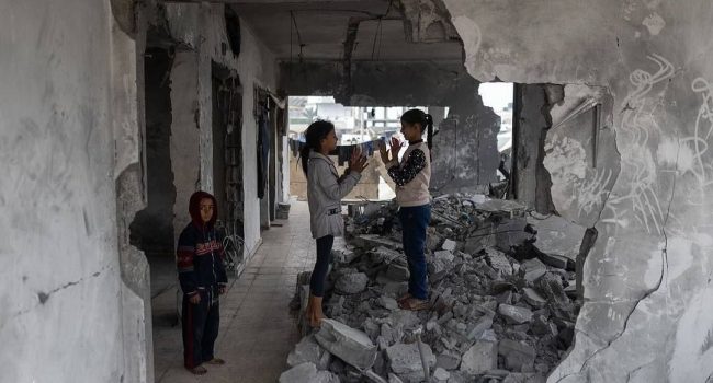 Niñas juegan entre los escombros de Gaza | Foto: Mahmoud Abu Hamda (Times Of Gaza)