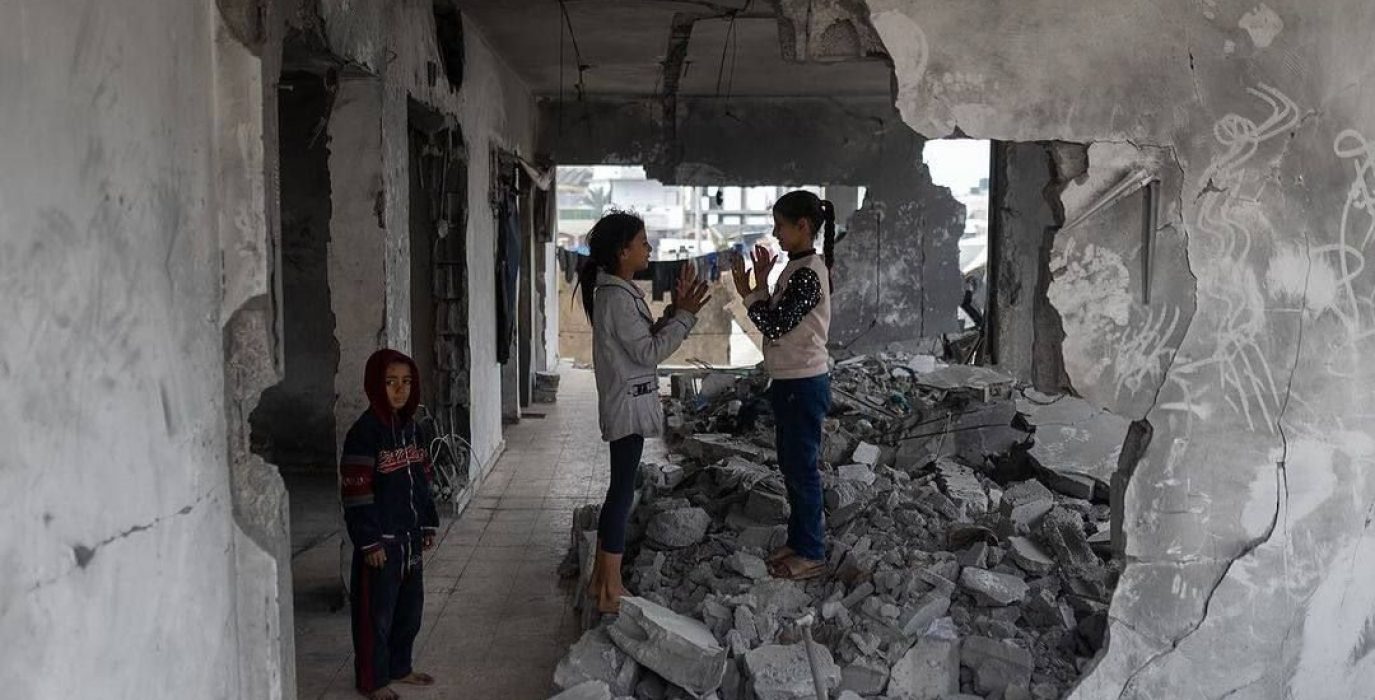Niñas juegan entre los escombros de Gaza | Foto: Mahmoud Abu Hamda (Times Of Gaza)