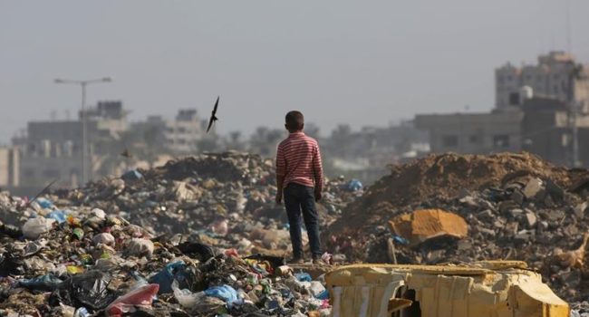 Un niño entre los escombros de Gaza | Foto: UNRWA
