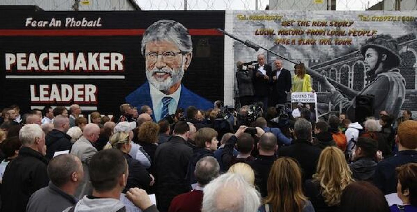 Miles de personas participaron en una marcha en favor de Gerry Adams.