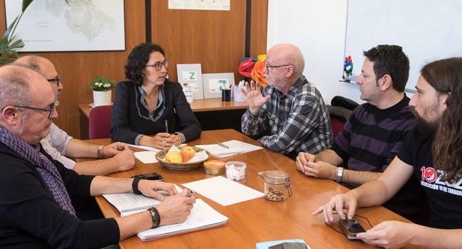 Giner e Hijar junto a representantes vecinales en la reunión de este lunes.