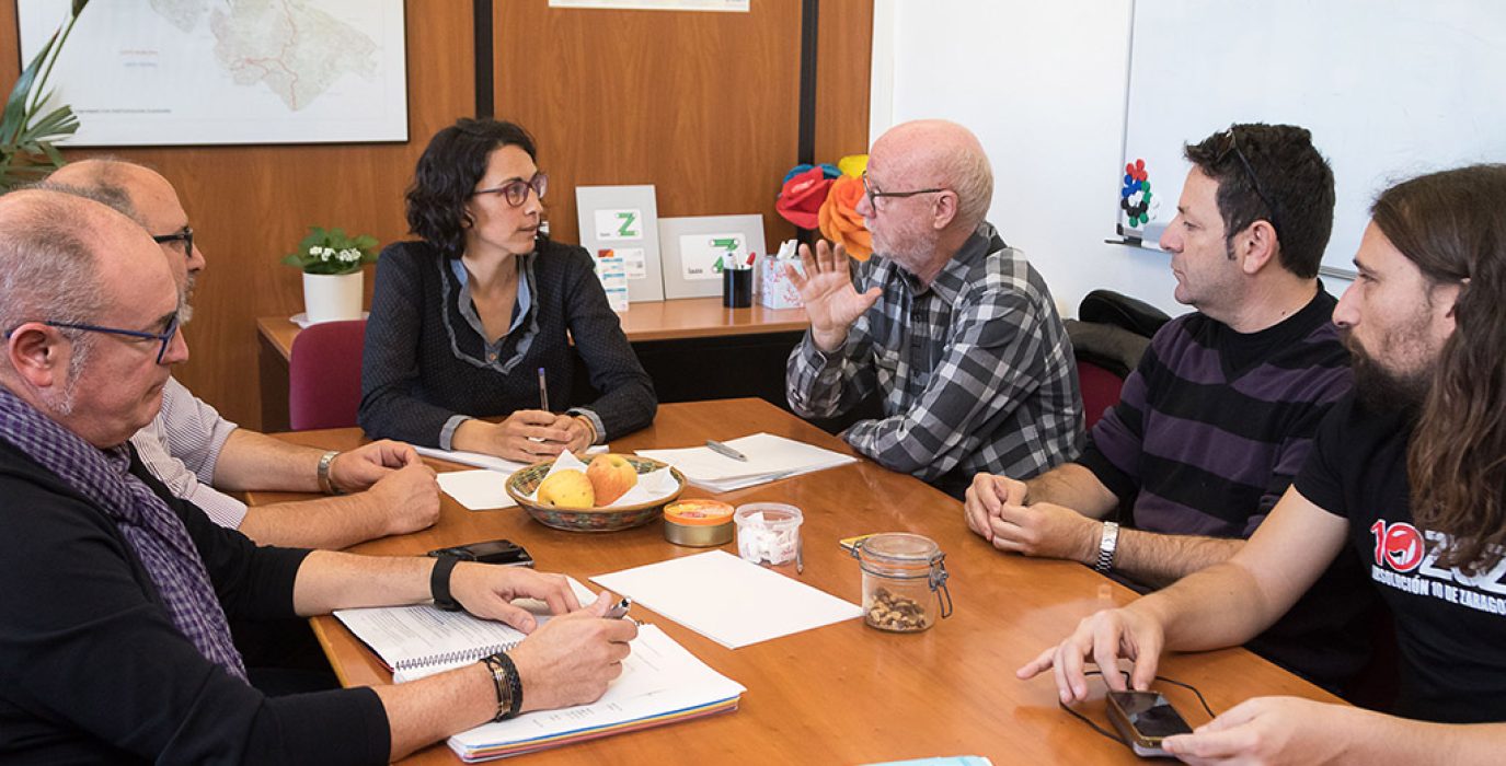 Giner e Hijar junto a representantes vecinales en la reunión de este lunes.