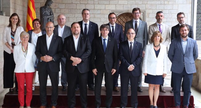 Puigdemont con las y los consellers. Foto: Govern