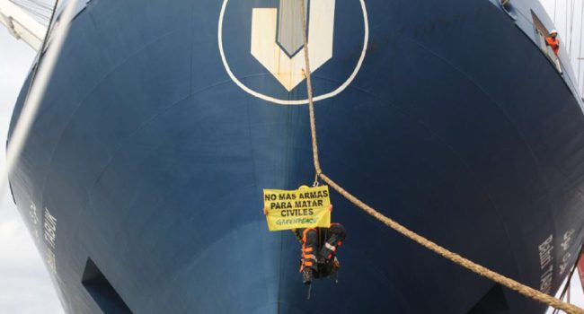 Activista de Greenpeace durante la protesta en el puerto de Bilbo. Foto: Greenpeace