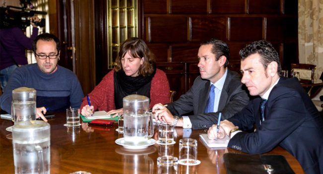 Alberto Cubero y Teresa Artigas reunidos con el representante de la empresa ADO y el Gerente de AUZSA. Foto: Ayuntamiento de Zaragoza.