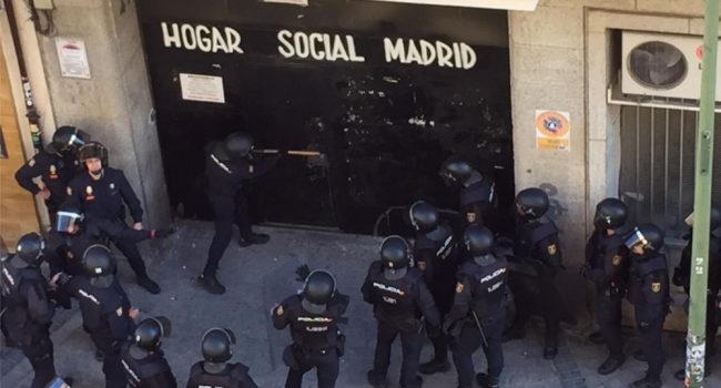 Imagen del anterior desalojo del Hogar Social Madrid. Foto: Eva Puerta (@evapuertaperez)