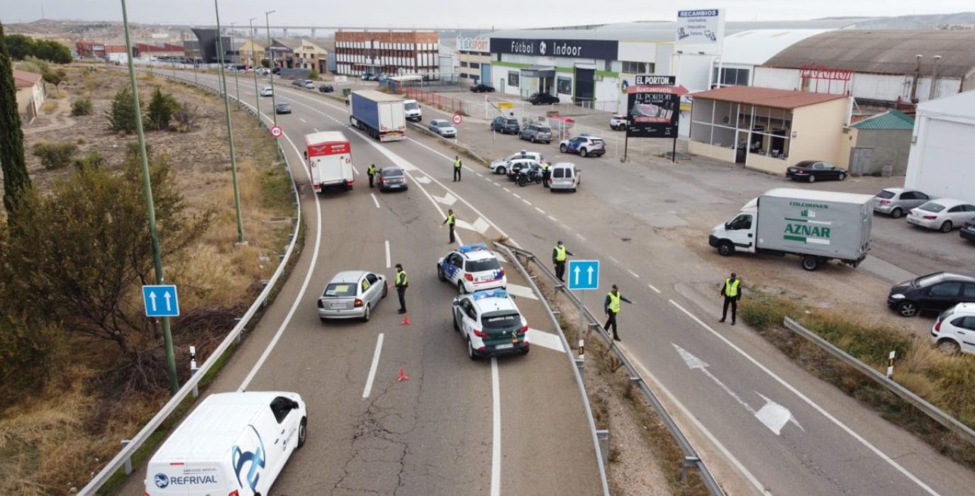 Control de la Guardia Civil a la salida de Zaragoza durante el confinamiento perimetral. Foto: Guardia Civil.