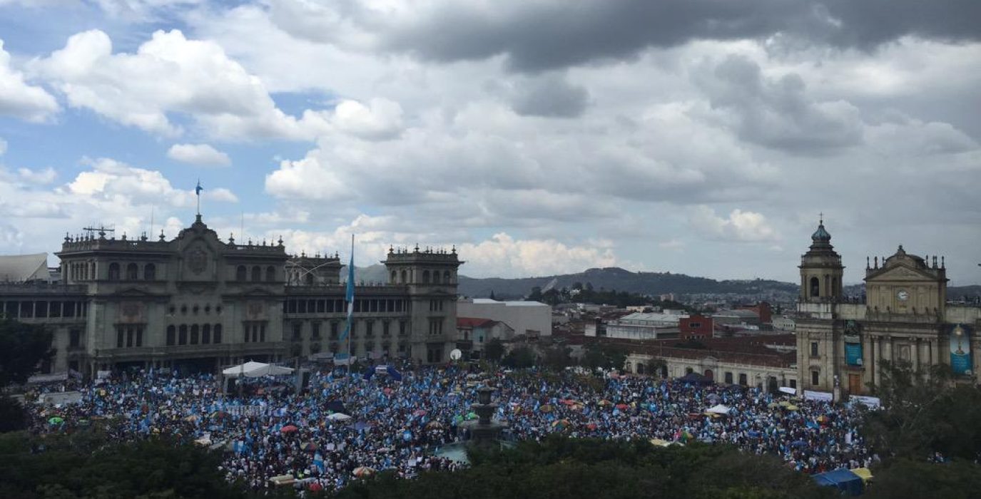 Imagen del histórico paro en Guatemala para pedir la renuncia del presidente Otto Pérez Molina. Foto: Juan Luis Font