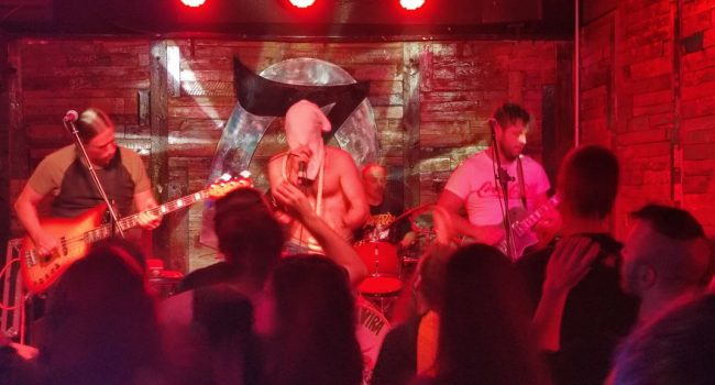 Guiñote de Qontaqto en su concierto en la sala Zeta de Zaragoza