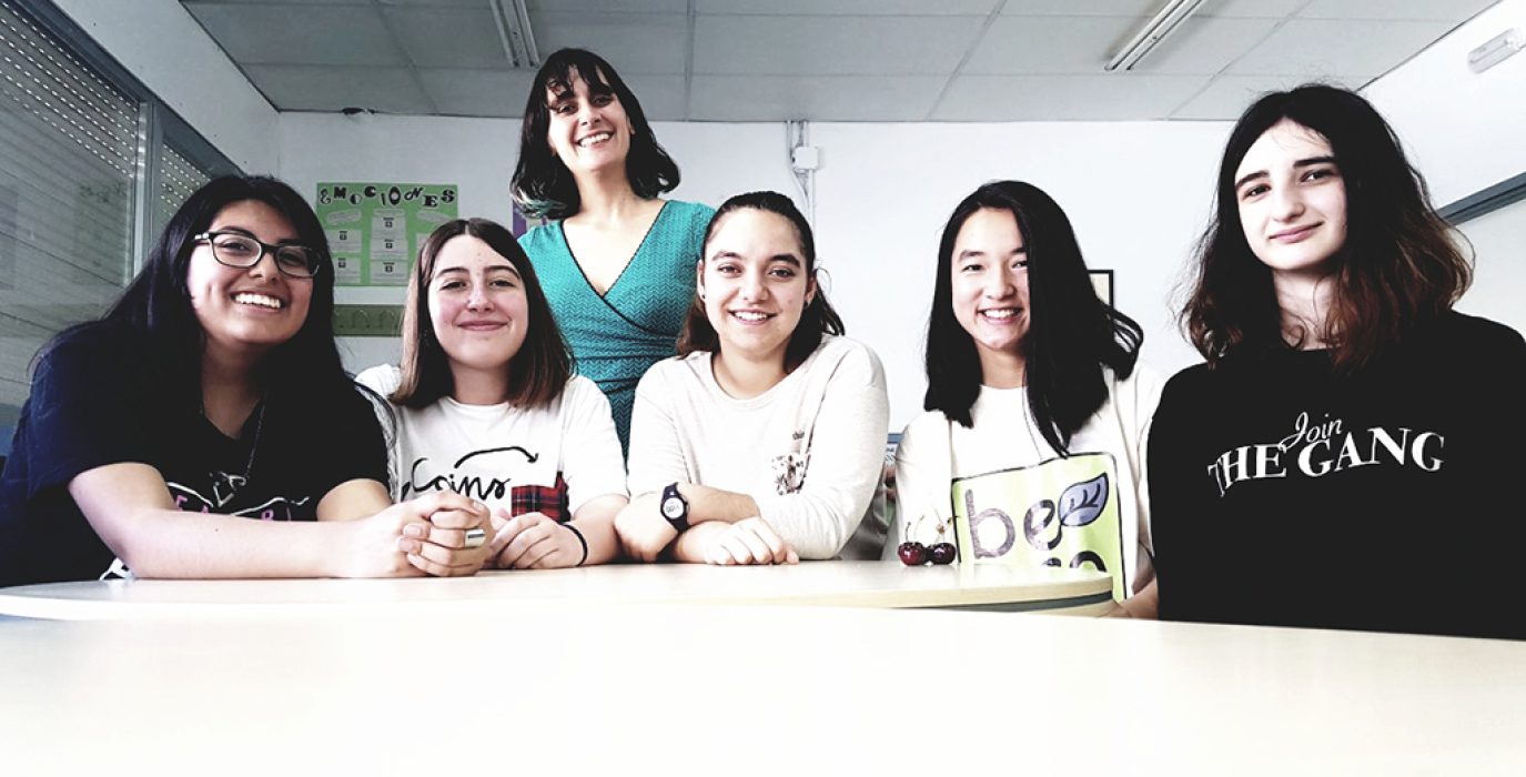 Zara, Ana, Lucía, Carla y Sorina, junto a Idoia, la mentora. Foto: @igoiz17 (AraInfo)