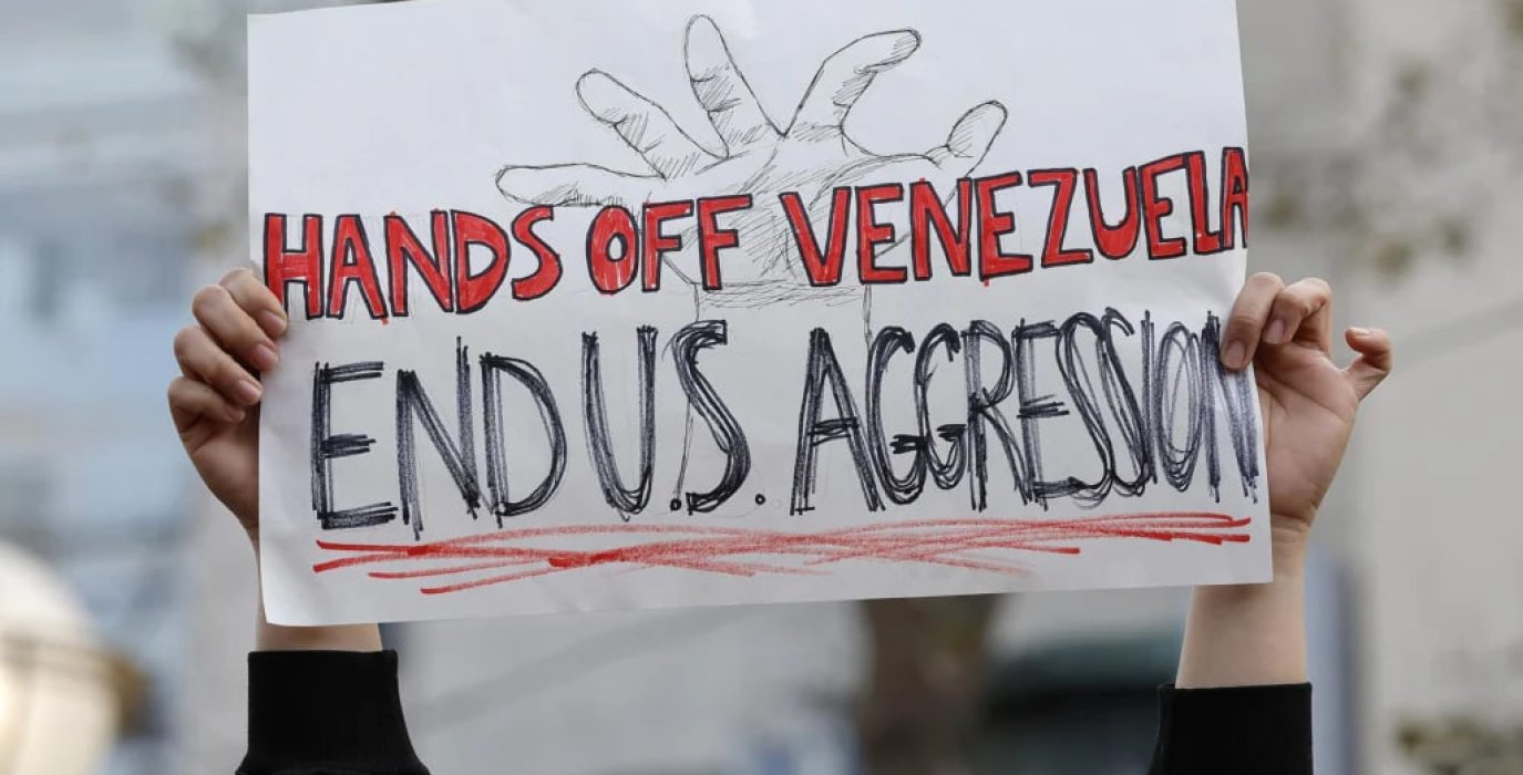 Una de las muchas protestas a lo larfo del mundo contra el golpe de estado militar de EEUU en Venezuela | Foto: TeleSUR