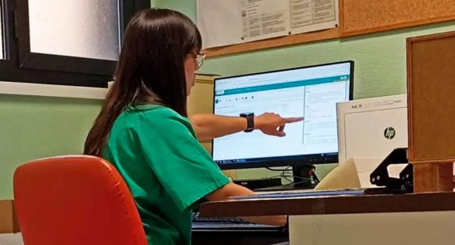 La Dra. Sandra García, adjunta del Servicio de Digestivo del Hospital Clínico, explica cómo se utiliza la aplicación | Foto: DGA