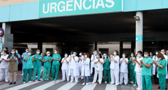 Profesionales sanitarios del Hospital Miguel Servet durante el primer confinamiento. Foto: Miguel G. García (AZ)