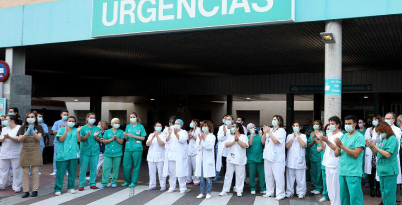 Profesionales sanitarios del Hospital Miguel Servet durante el primer confinamiento. Foto: Miguel G. García (AZ)