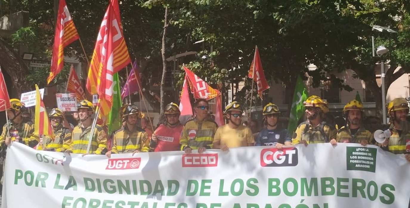 Concentración en Zaragoza de bomberos forestales de Aragón a una semana de la huelga | Foto: CCOO
