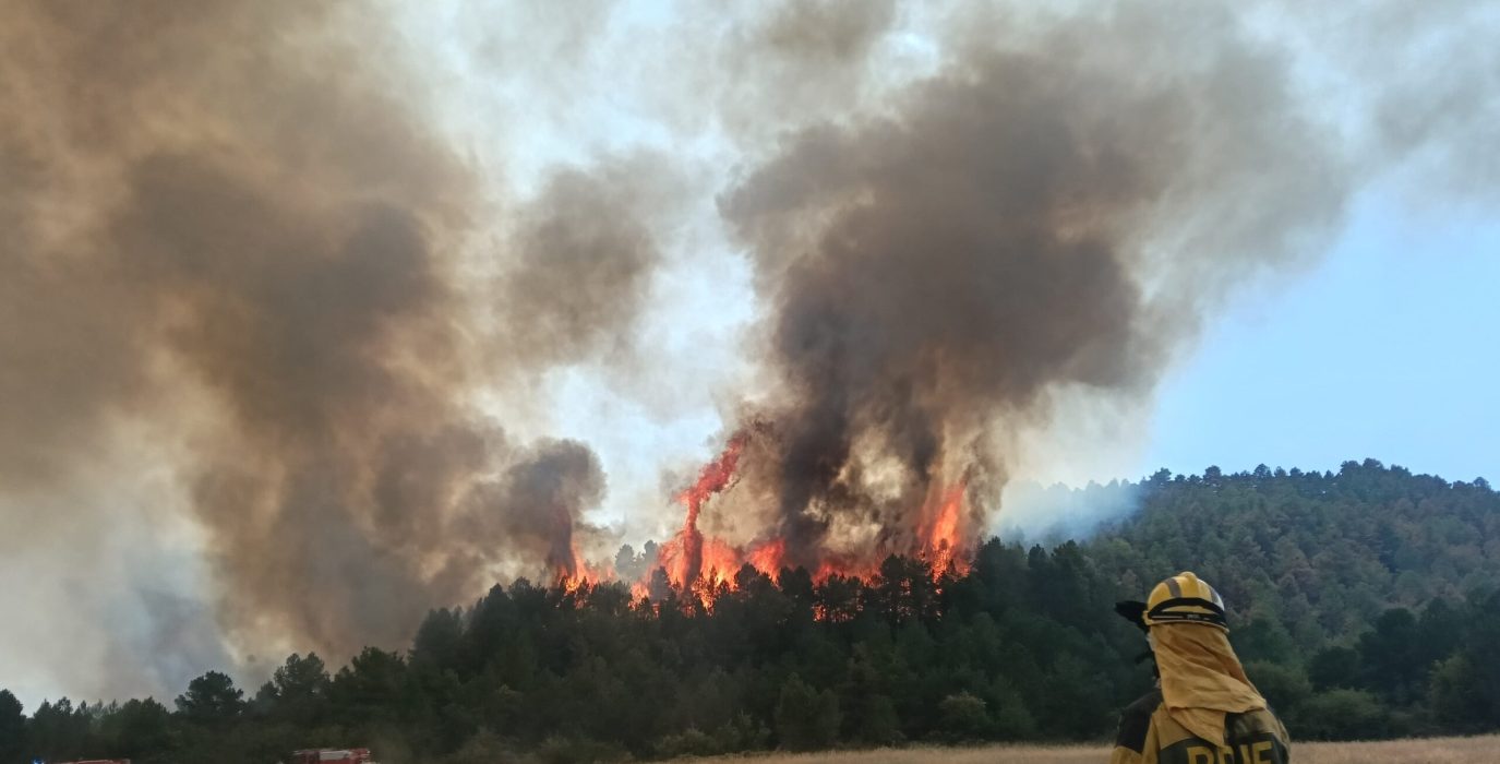 Bomberos forestales de las BRIF luchando contra el incendio de Peñas de Riglos | Foto: ATBrif