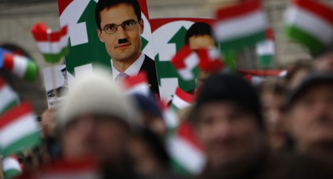 Gabor Vona (Jobbik) con bigote hitleriano.