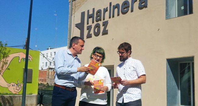 Rivarés, Del Castillo y Garulo en la puerta de la Harinera ZGZ con el programa de actividades. Foto: @igoiz17 (AraInfo)