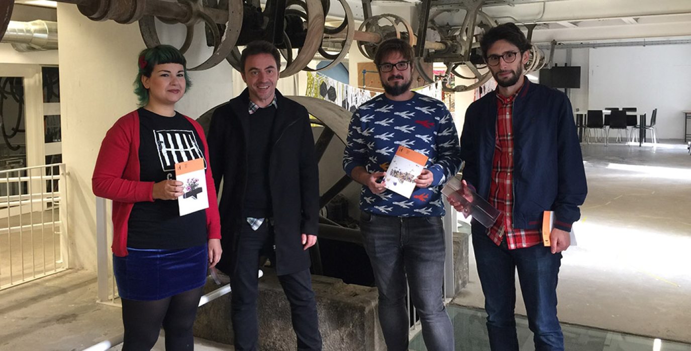 El director de Cultura del Ayuntamiento de Zaragoza, Saúl Esclarín; Diego Garulo, técnico de Zaragoza Cultural; María del Castillo, del colectivo Llámalo H y Miguel Frago, diseñador del nuevo número del boletín Harinera ZGZ.