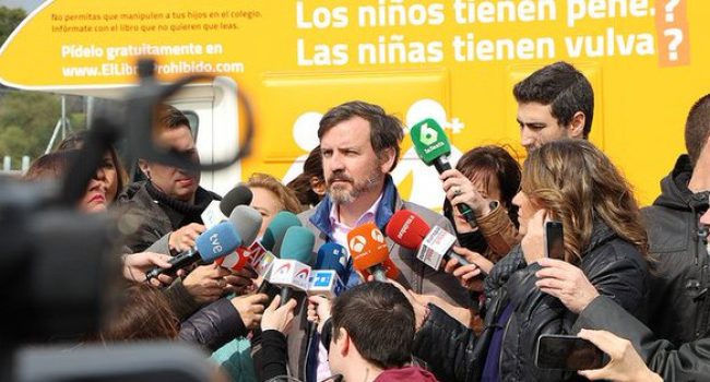 El presidente de la Asociación HazteOir.org, Ignacio Arsuaga, atiende a los medios tras presentar la autocaravana tránsfoba.