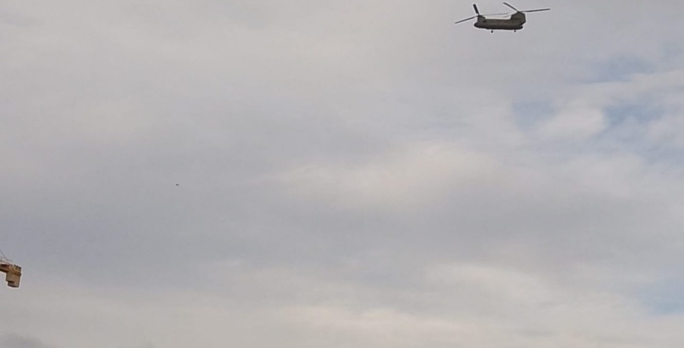 Helicóptero militar sobrevolando Uesca | Foto: @cambiarhuesca