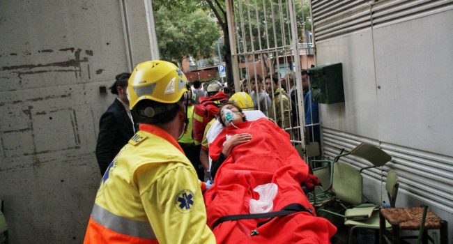 Una de las personas heridas tras las intervenciones policiales el 1-O. Foto: Guye Sancho (Agència UO)