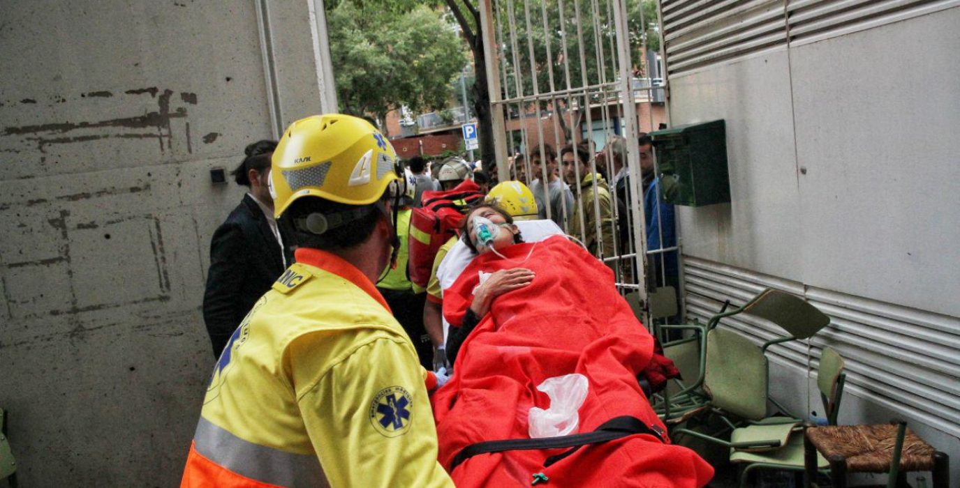 Una de las personas heridas tras las intervenciones policiales el 1-O. Foto: Guye Sancho (Agència UO)
