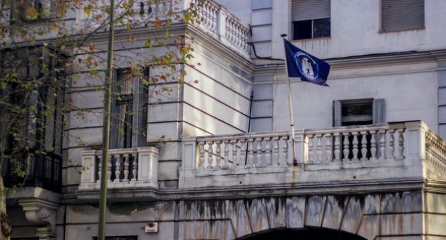 La bandera del colectivo neonazi en el edificio desalojado. Foto: Cuenta de Twitter de Hogar Social Madrid