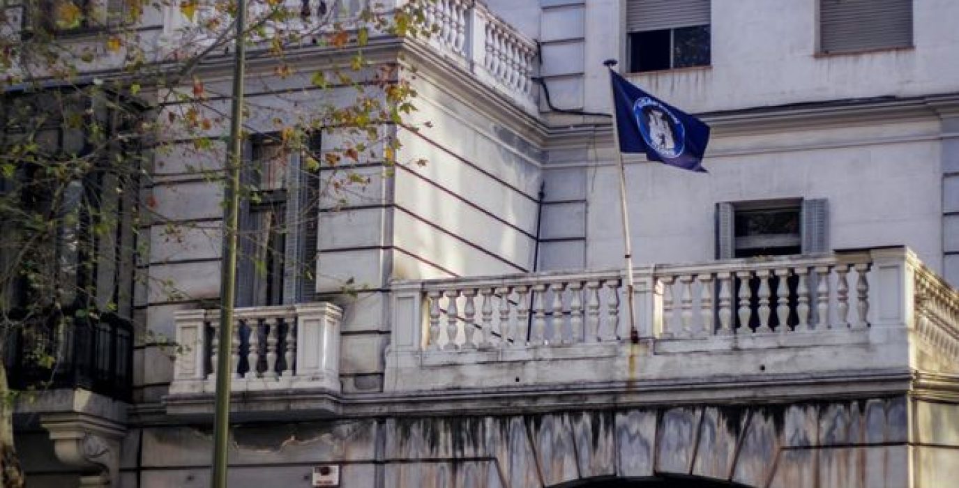 La bandera del colectivo neonazi en el edificio desalojado. Foto: Cuenta de Twitter de Hogar Social Madrid