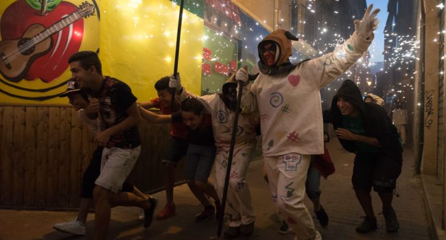 Los Diaples de la Madalena durante el pasacalles previo a la Hoguera de San Juan del pasado año. Foto: Pablo Ibáñez (AraInfo)