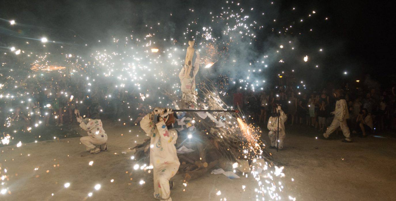 Los Diaples de la Madalena durante la Hoguera de San Juan que este año tampoco se podrá celebrar. Foto: Pablo Ibáñez (AraInfo)