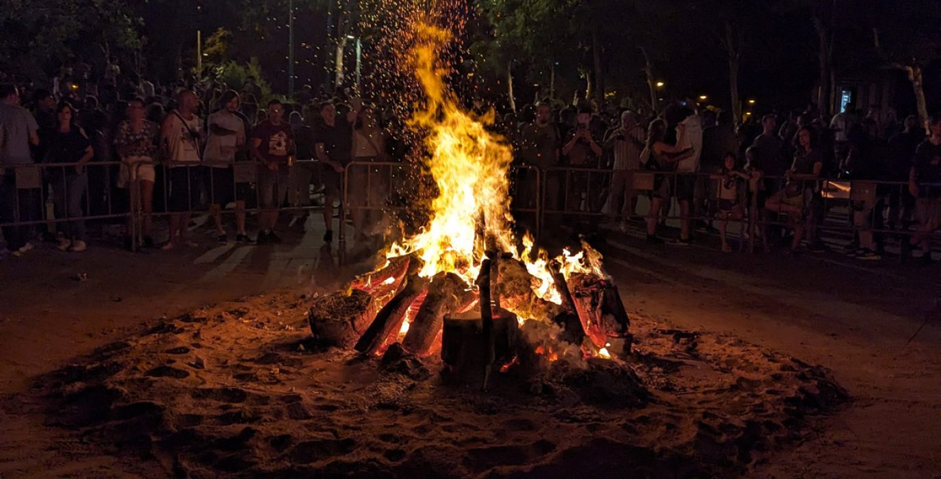La hoguera en la noche de San Juan volverá a cerrar once intensos días de fiestas en la Madalena | Foto: Iker G. Izagirre (AraInfo)