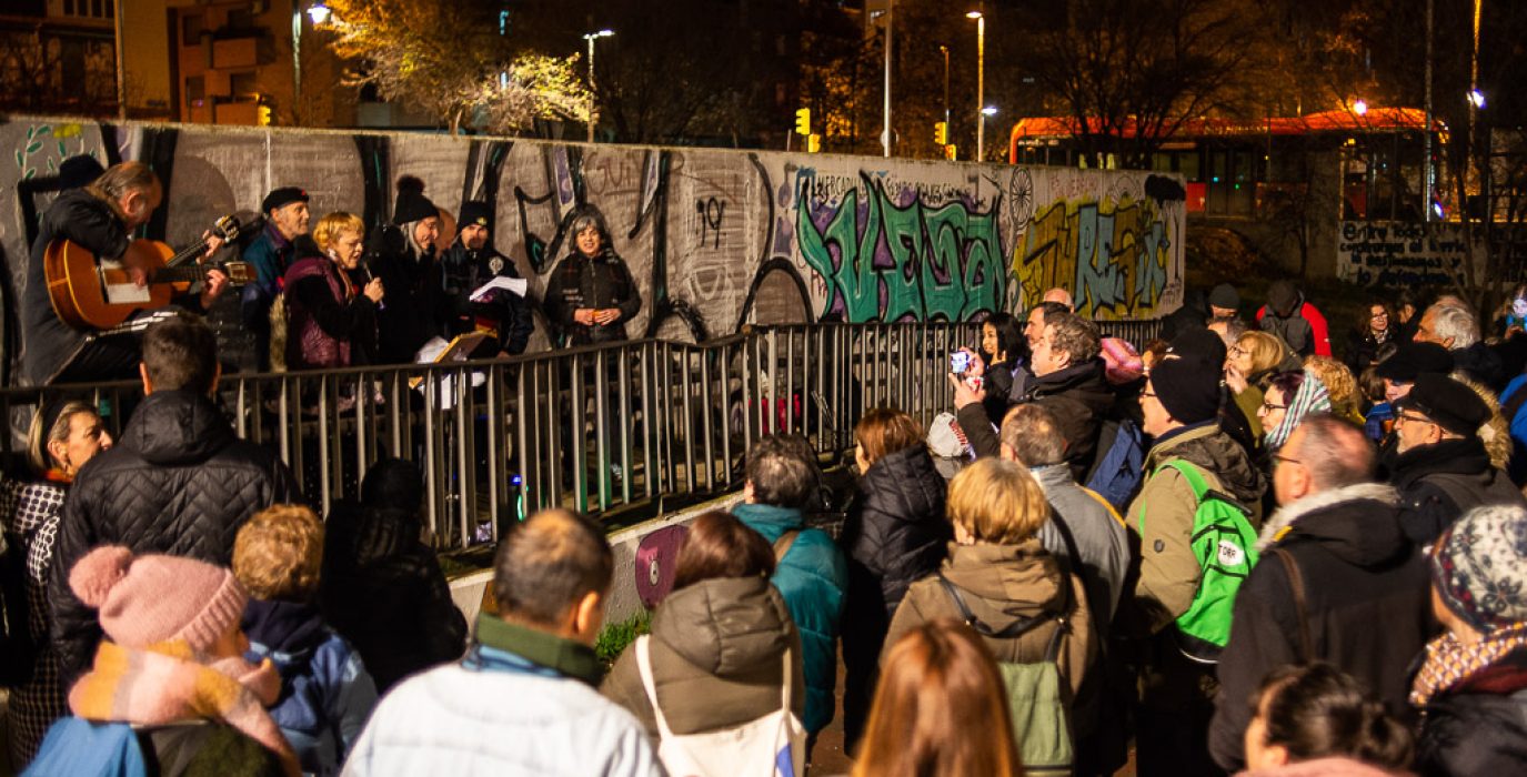 Vecinos y vecinas de Torrero durante la celebración del acto de la AV Torrero Venecia | Foto: Pablo Ibáñez