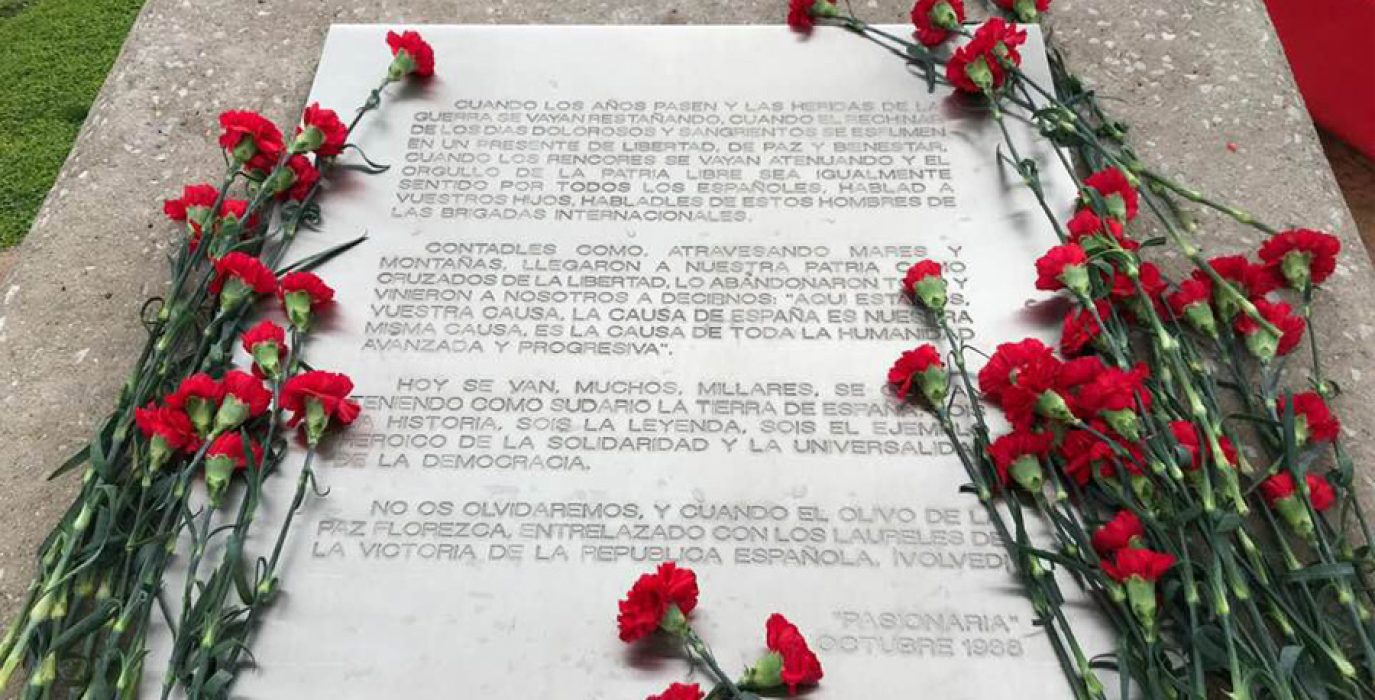 Placa con el discurso de Pasionaria a las Brigadas Internacionales. Foto: Foto @haizearenzizua