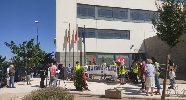 Concentración en las puertas de la sede de la comarca del Xiloca | Foto: CNT Teruel