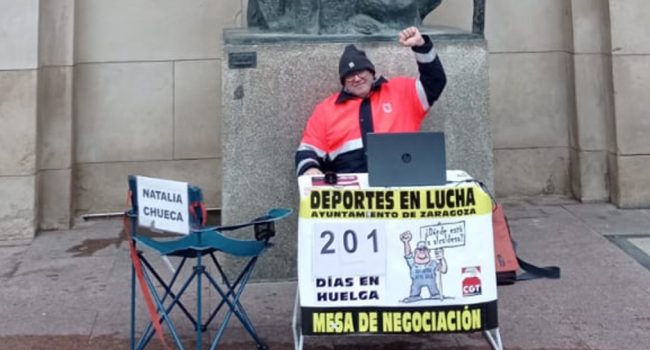 Mesa instalada por el comité de huelga a las puertas del Ayuntamiento de Zaragoza con una silla para Natalia Chueca | Foto: @CGT_AYTO_ZGZ