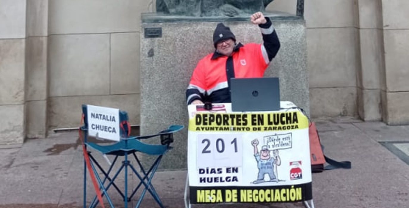 Mesa instalada por el comité de huelga a las puertas del Ayuntamiento de Zaragoza con una silla para Natalia Chueca | Foto: @CGT_AYTO_ZGZ