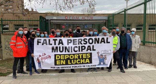 Concentración de la plantilla de instalaciones deportivas de Zaragoza durante la huelga de 2022 | Foto: Comité de huelga